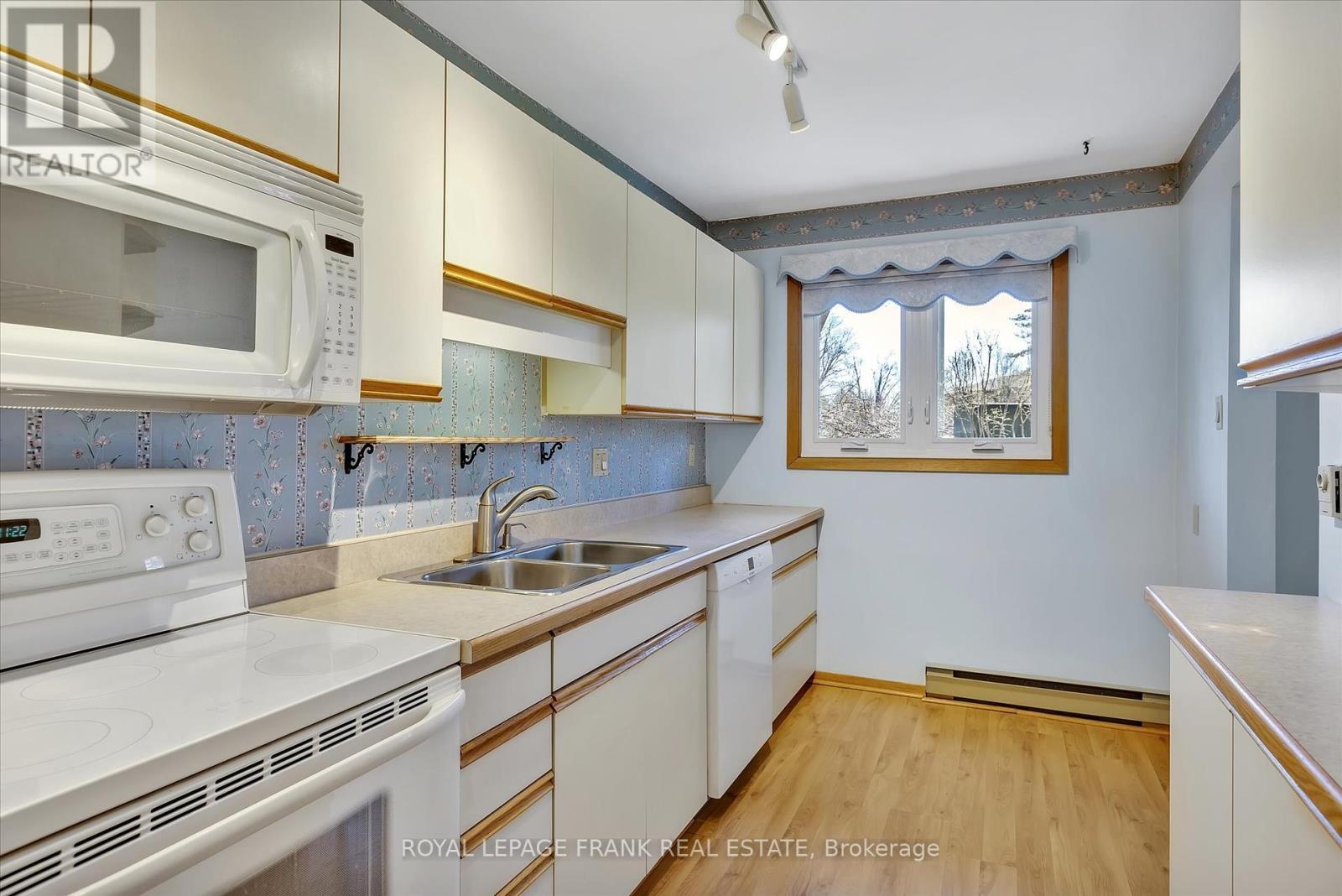












8 - 645 WHITAKER STREET

,
Peterborough East (North),




Ontario
K9H7L5

