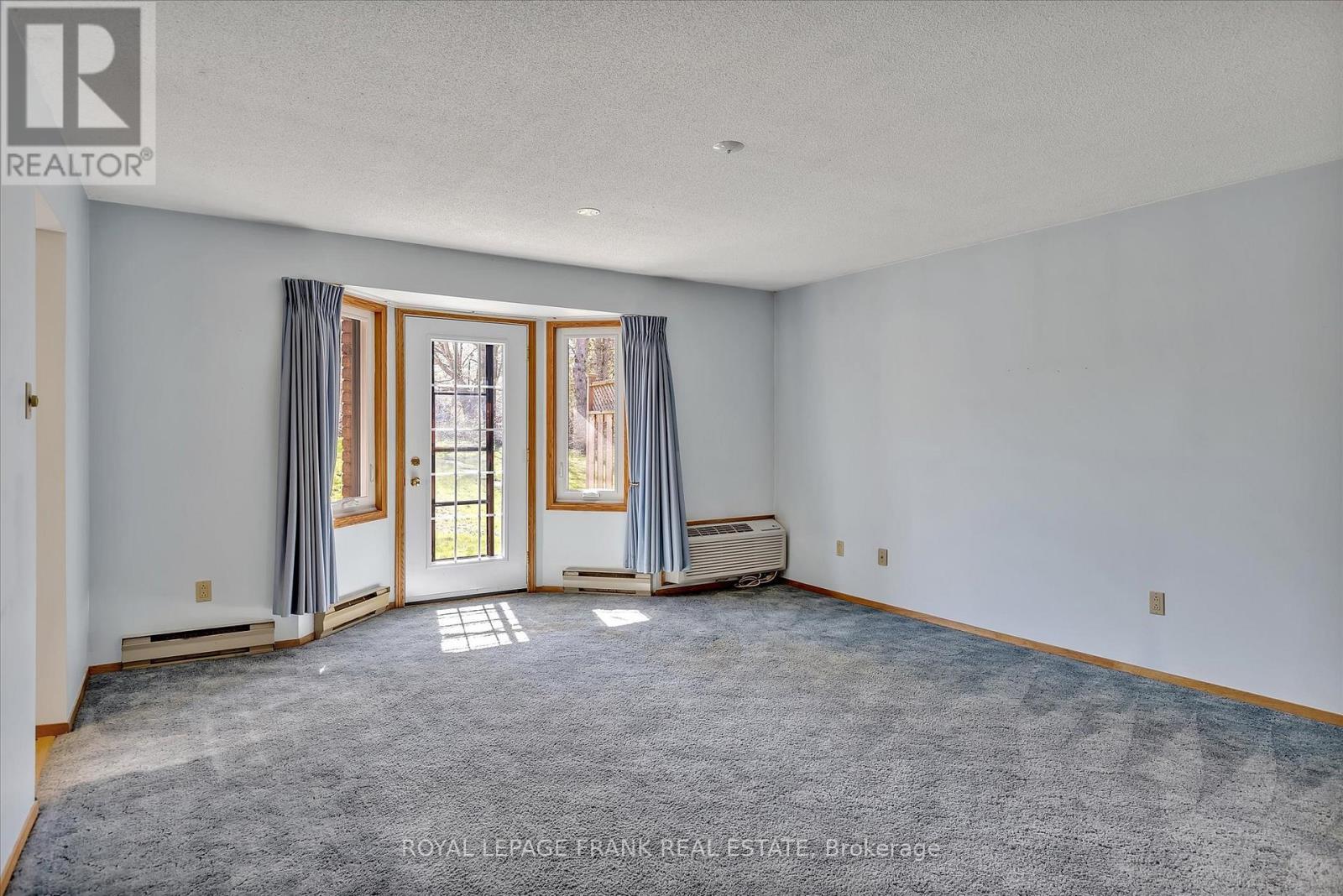 












8 - 645 WHITAKER STREET

,
Peterborough East (North),




Ontario
K9H7L5

