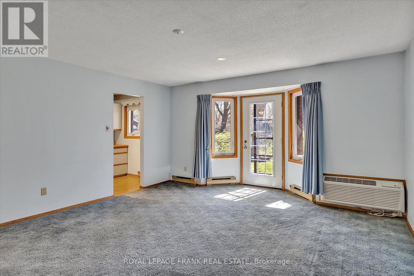 












8 - 645 WHITAKER STREET

,
Peterborough East (North),




Ontario
K9H7L5

