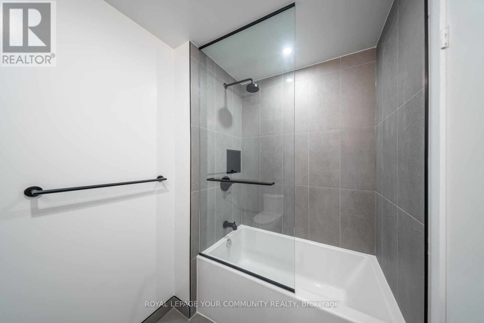 












603 - 5 YORK GARDEN WAY

,
Toronto,




Ontario
M6A2V1

