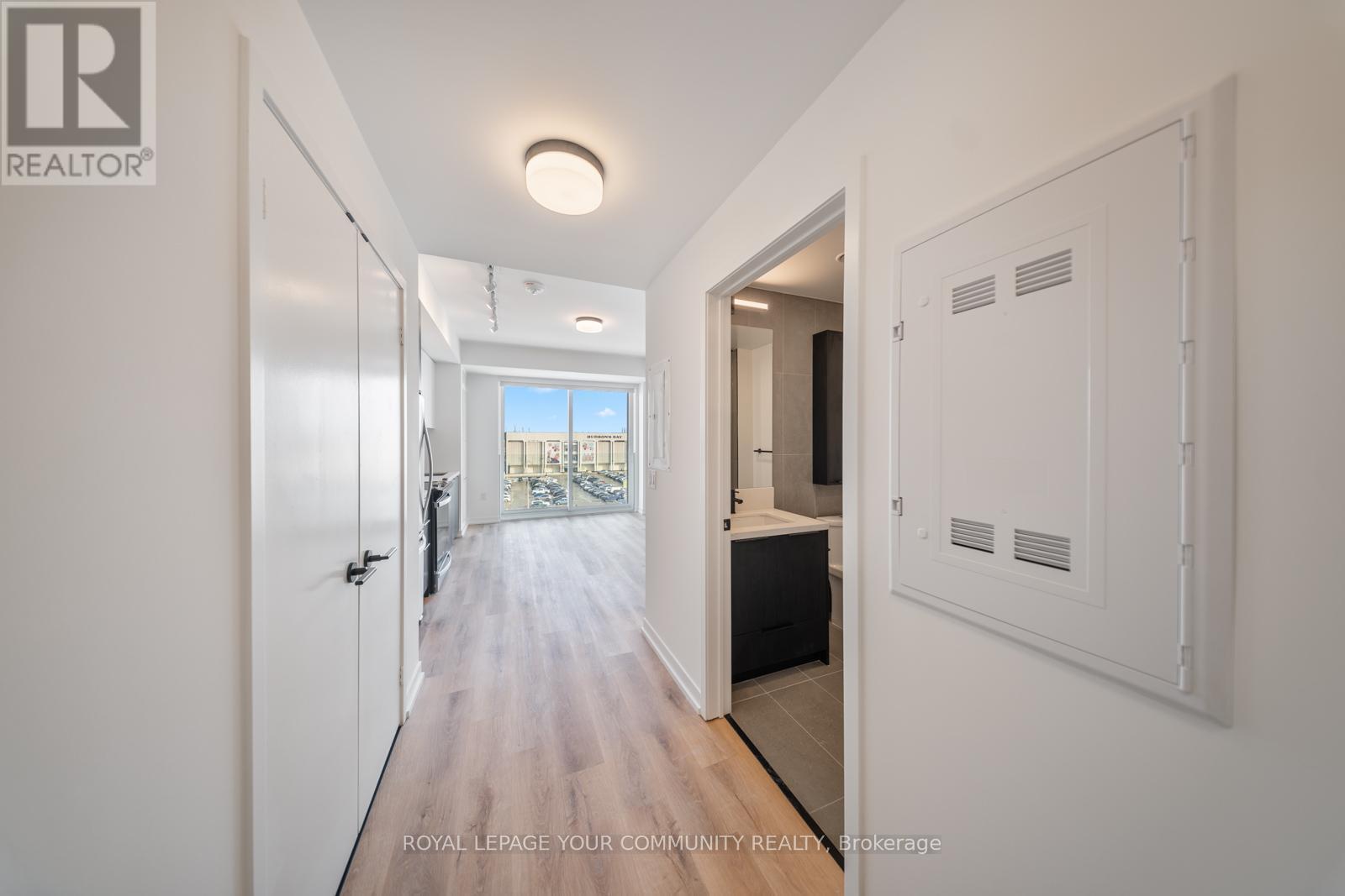 












603 - 5 YORK GARDEN WAY

,
Toronto,




Ontario
M6A2V1

