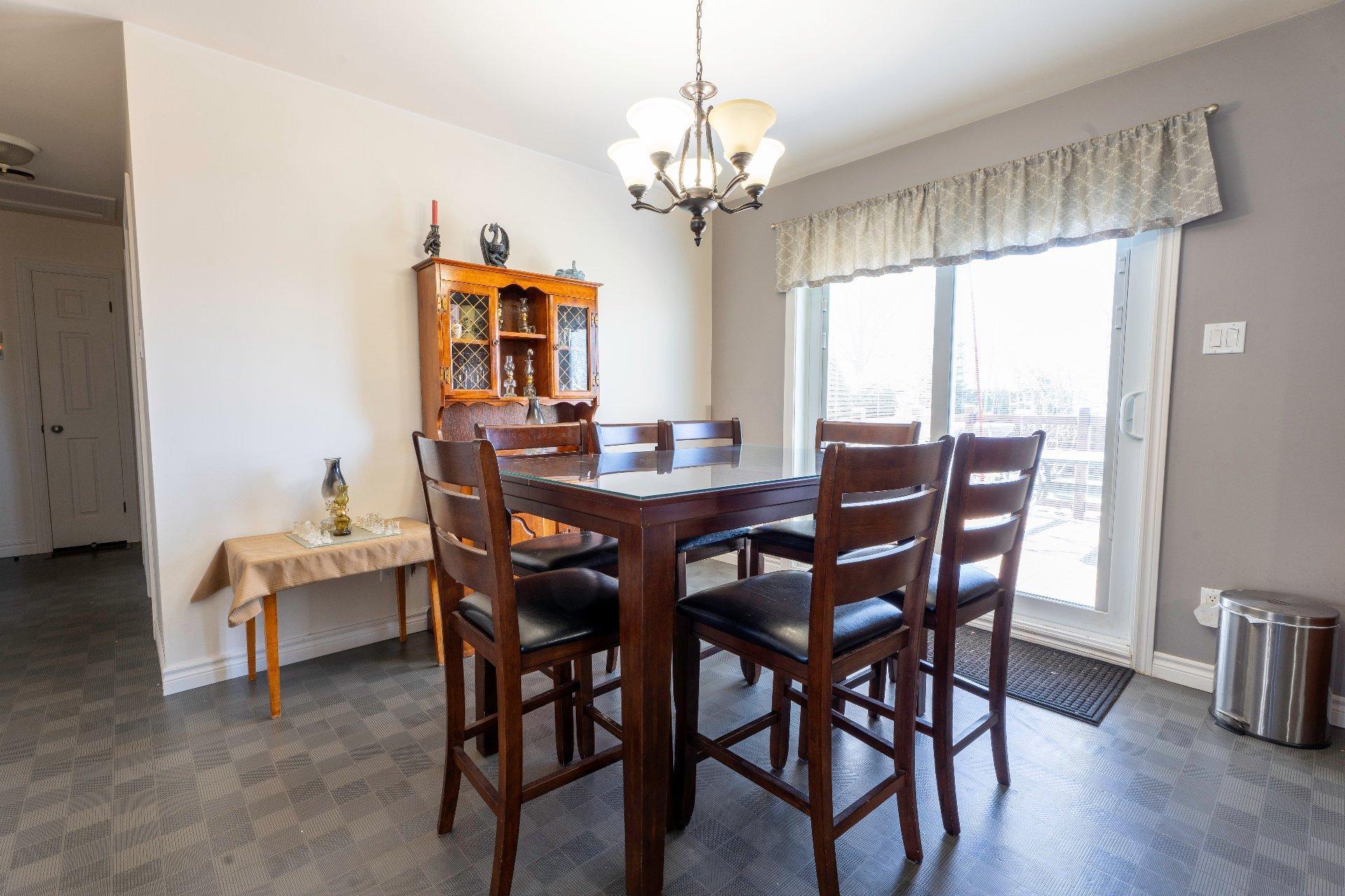 









425


Boul. Patrick

,
Drummondville,




QC
J2E1E3

