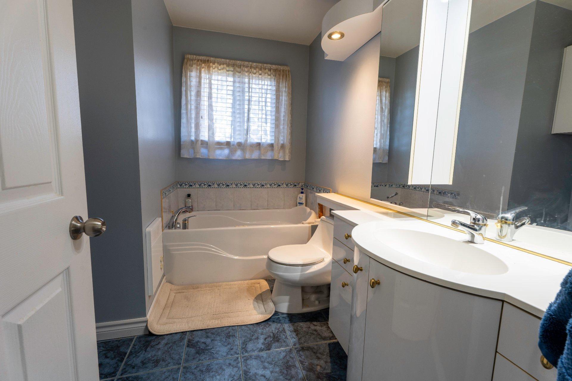 









425


Boul. Patrick

,
Drummondville,




QC
J2E1E3

