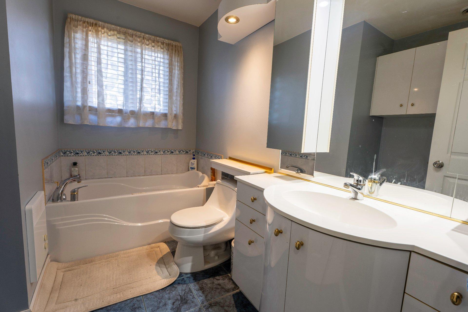









425


Boul. Patrick

,
Drummondville,




QC
J2E1E3

