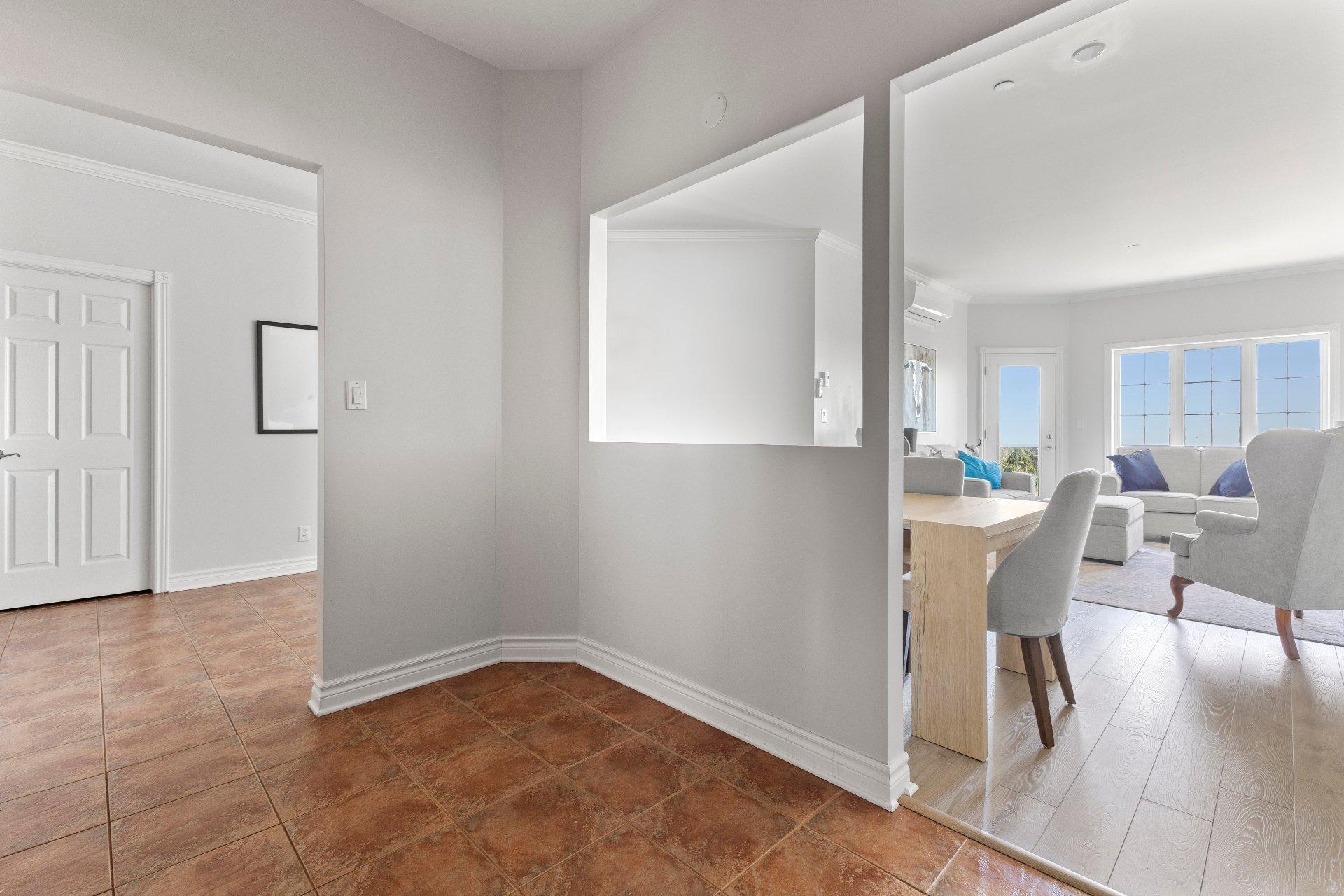 









156


Boul. de Lucerne

, 604,
Gatineau (Hull),




QC
J9A3W1

