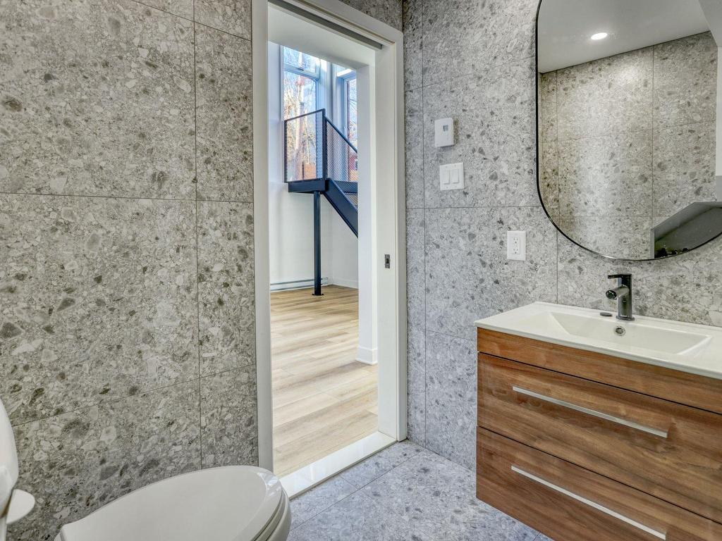









383


Rue St-Zotique E.

, 1,
Montréal (Rosemont/La Petite-Patrie),




QC
H2S1C8


