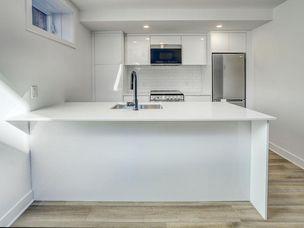 









383


Rue St-Zotique E.

, 1,
Montréal (Rosemont/La Petite-Patrie),




QC
H2S1C8

