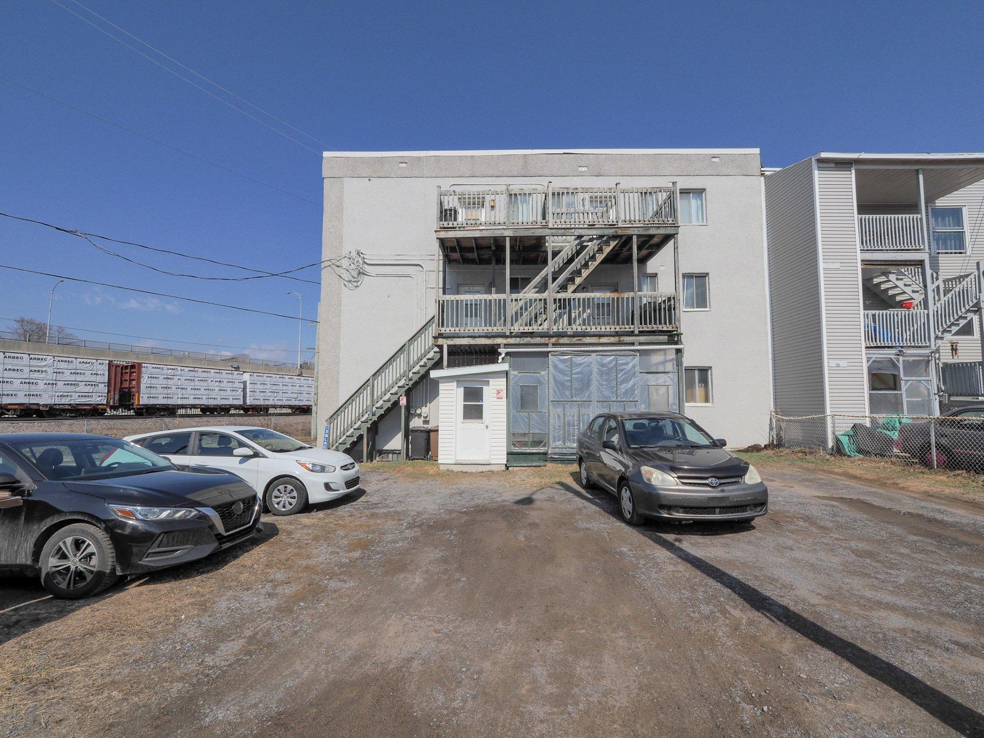 









823

 - 833


Rue Jutras

,
Trois-Rivières,




QC
G9A3H8

