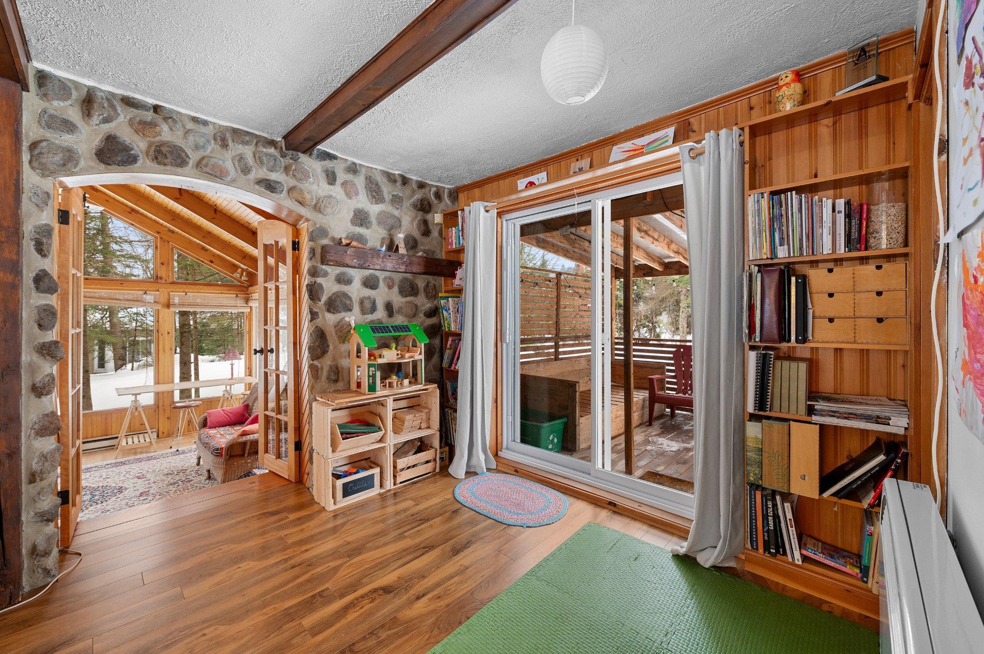 









2180


Av. du Mont-Vert

,
Val-David,




QC
J0T2N0

