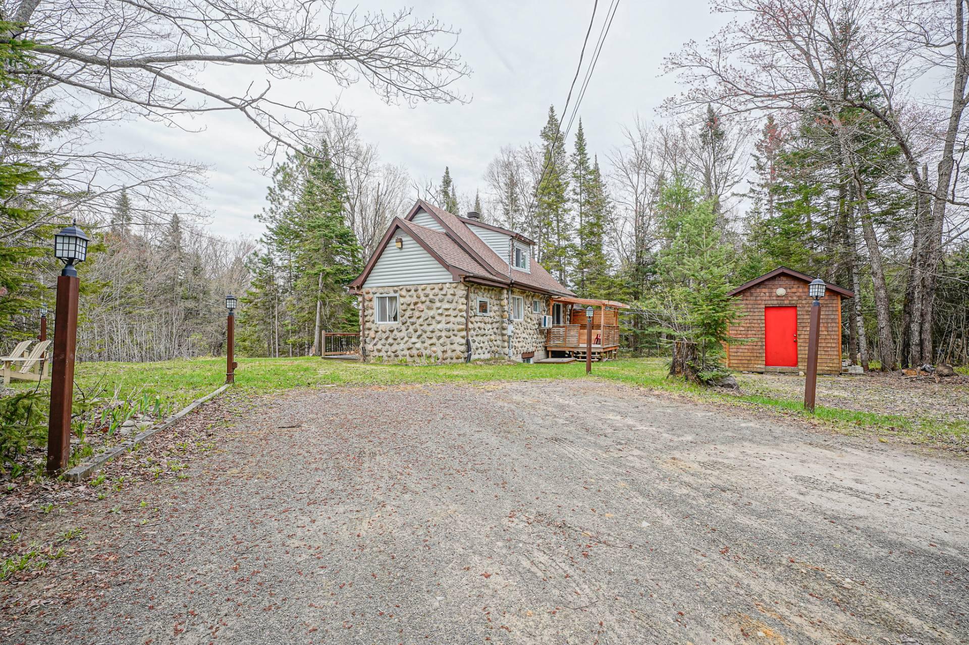 









2180


Av. du Mont-Vert

,
Val-David,




QC
J0T2N0

