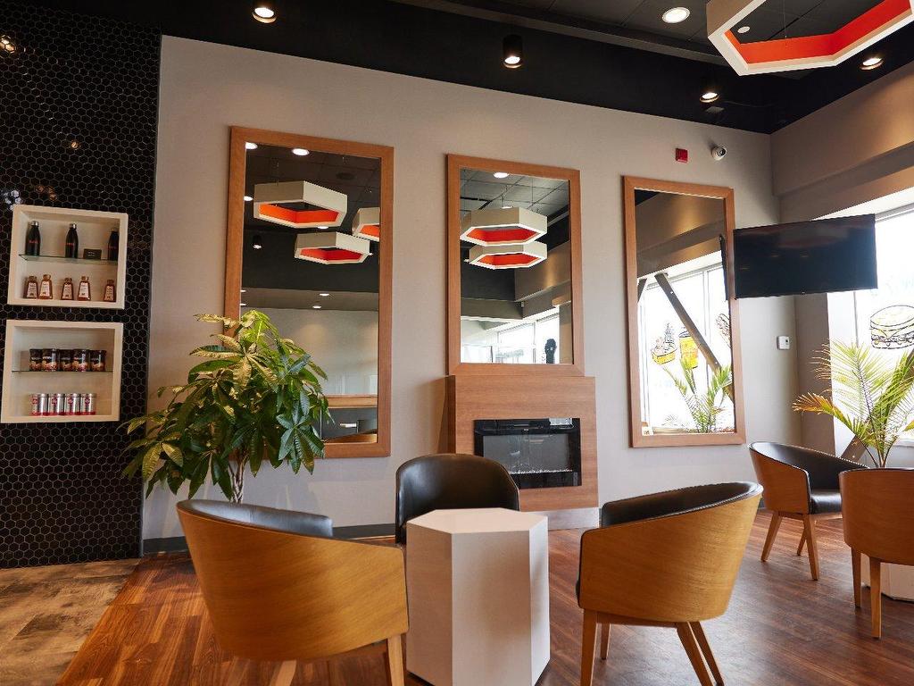 









2195


Boul. Marcel-Laurin

,
Montréal (Saint-Laurent),




QC
H4R1K4

