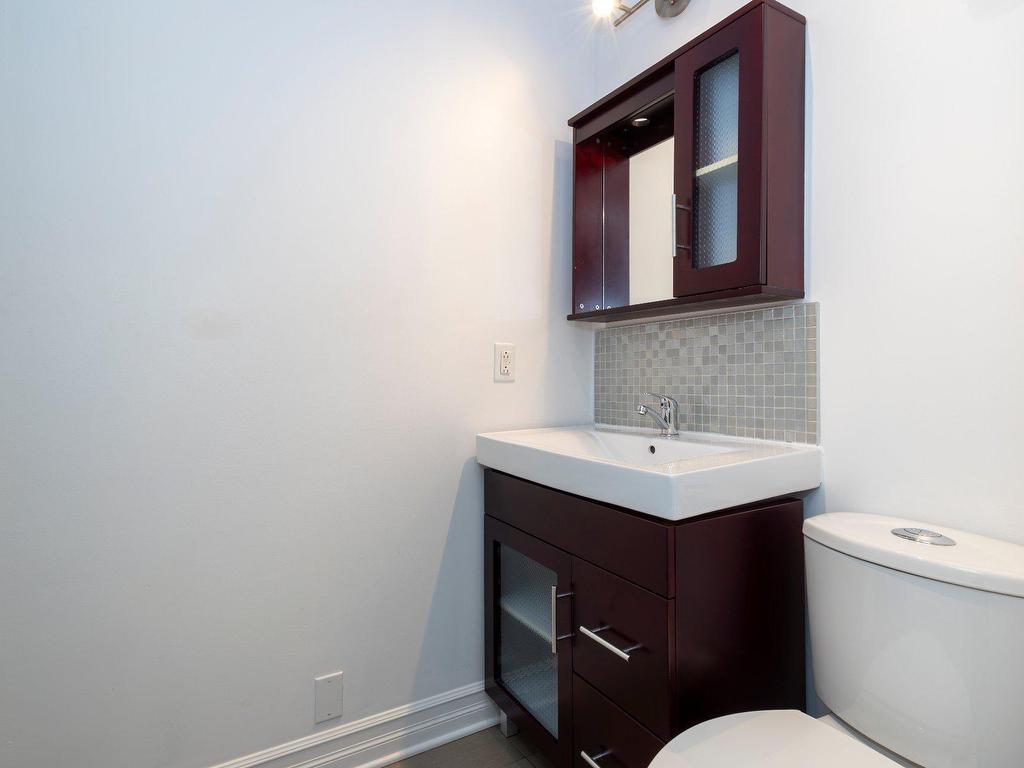 









3790Z


Ch. de la Côte-de-Liesse

,
Mont-Royal,




QC
H4N2P5

