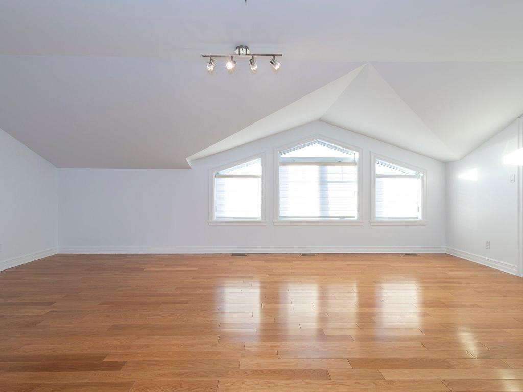 









3790Z


Ch. de la Côte-de-Liesse

,
Mont-Royal,




QC
H4N2P5

