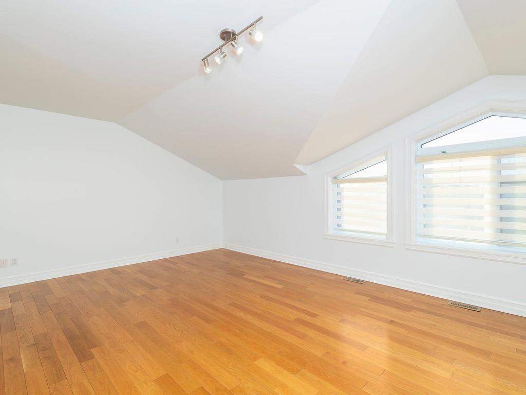 









3790Z


Ch. de la Côte-de-Liesse

,
Mont-Royal,




QC
H4N2P5

