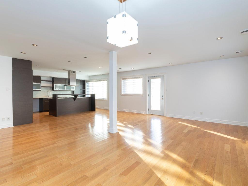 









3790Z


Ch. de la Côte-de-Liesse

,
Mont-Royal,




QC
H4N2P5

