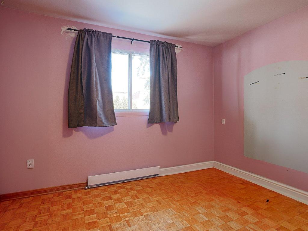 









3396


Rue Delphis

,
Laval (Fabreville),




QC
H7P1W8

