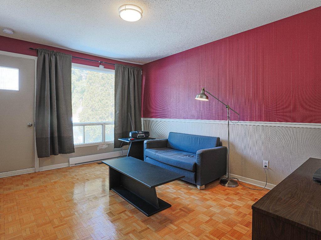 









3396


Rue Delphis

,
Laval (Fabreville),




QC
H7P1W8


