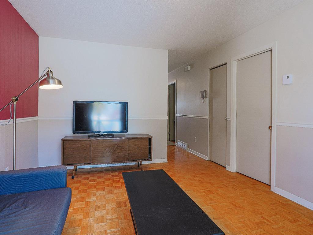 









3396


Rue Delphis

,
Laval (Fabreville),




QC
H7P1W8

