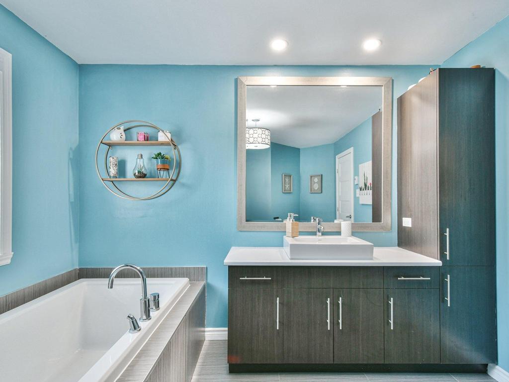 









196


Rue Jacques

,
Saint-Colomban,




QC
J5K1E9


