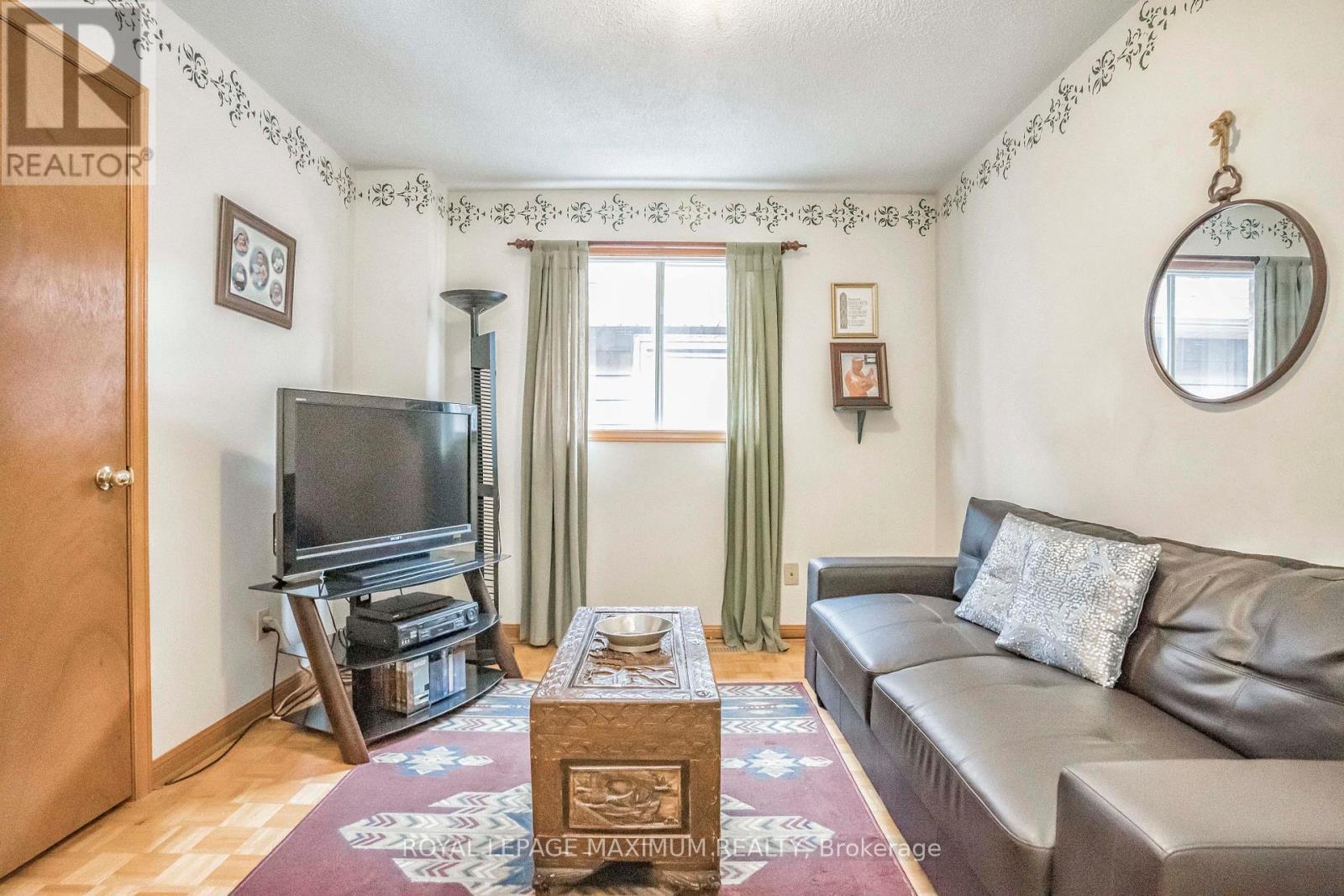 












637 CALEDONIA ROAD

,
Toronto,




Ontario
M6E4V7

