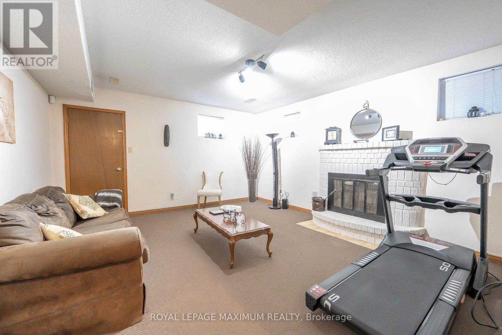 












637 CALEDONIA ROAD

,
Toronto,




Ontario
M6E4V7

