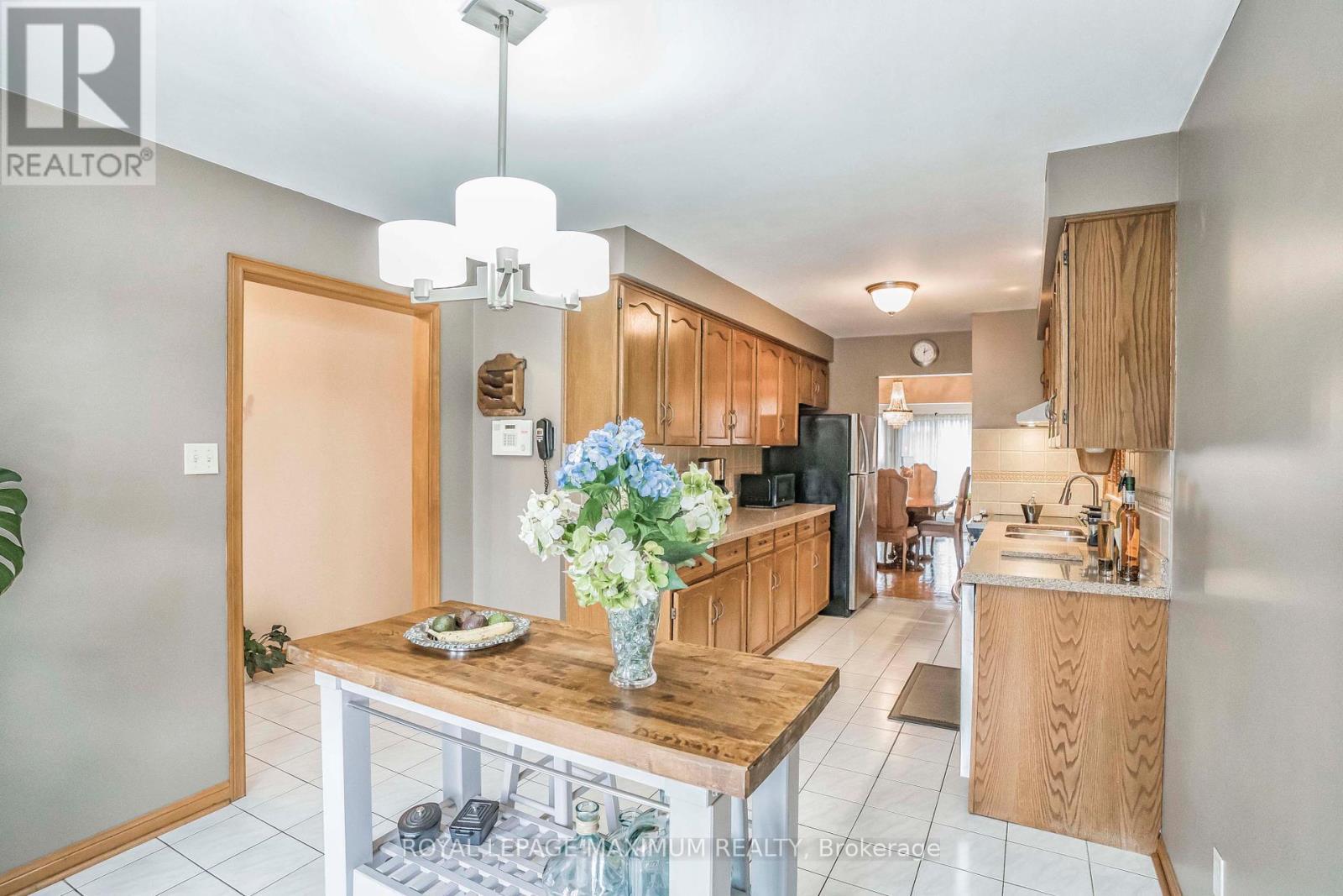 












637 CALEDONIA ROAD

,
Toronto,




Ontario
M6E4V7

