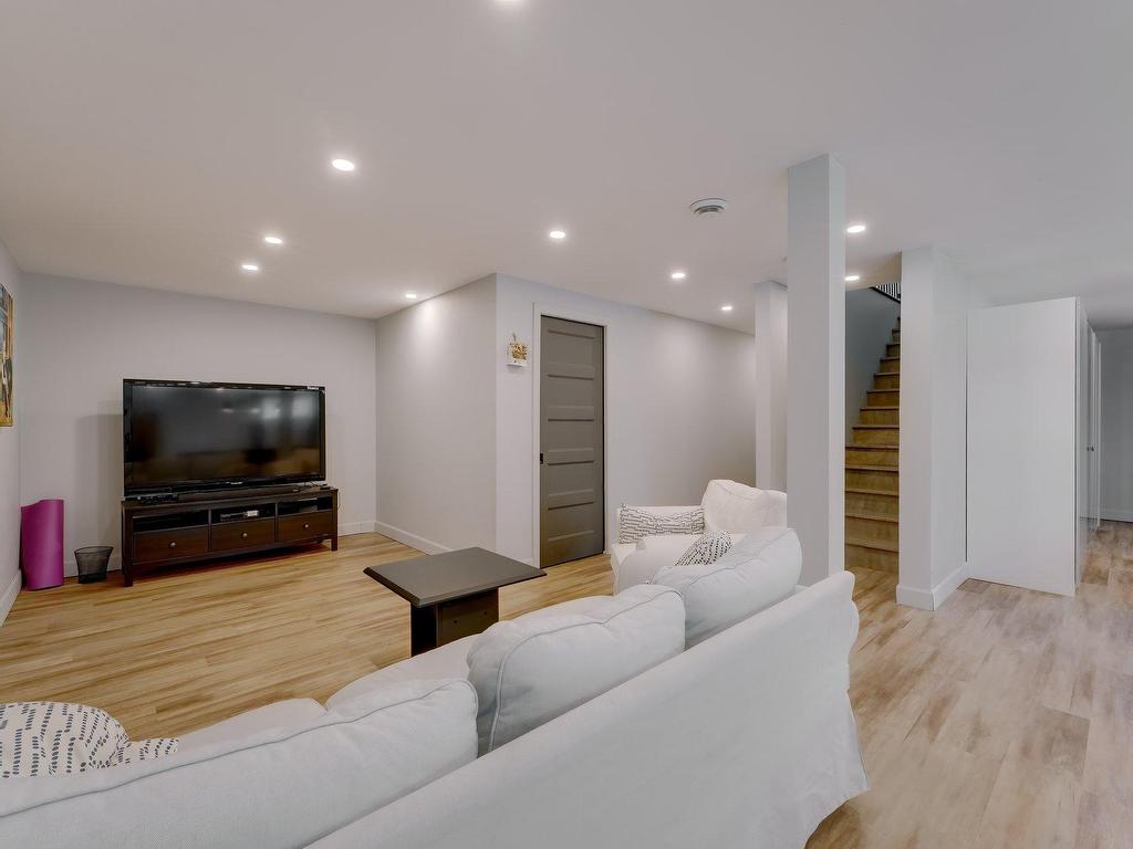 









519


17e Avenue E.

,
Venise-en-Québec,




QC
J0J2K0

