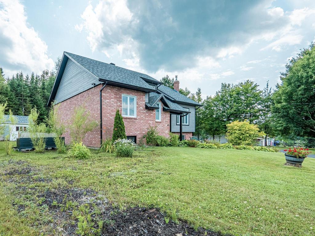 









49


Rue Principale E.

,
Notre-Dame-des-Bois,




QC
J0B2E0

