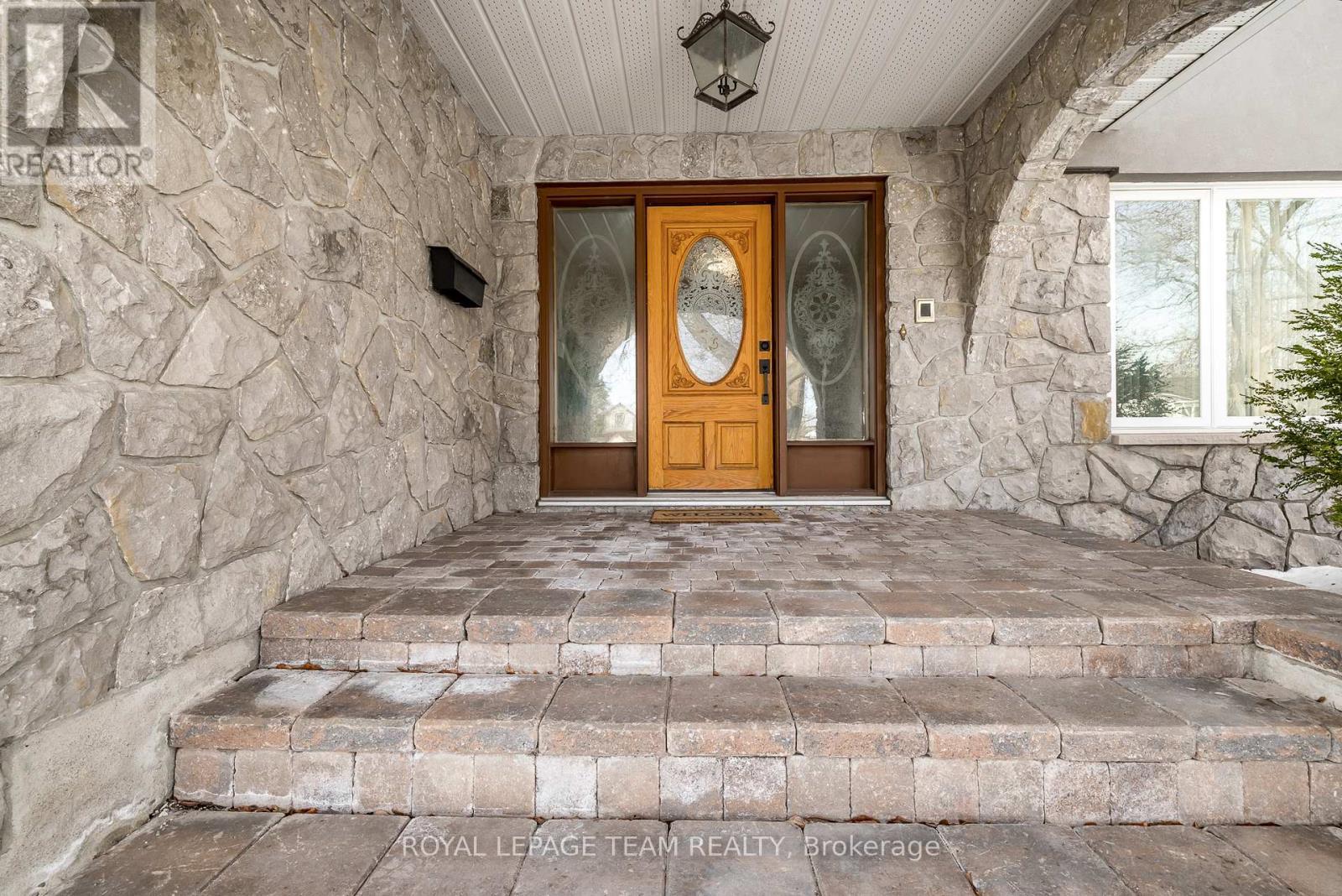 












304 MOUNTBATTEN AVENUE

,
Ottawa,




Ontario
K1H5W3

