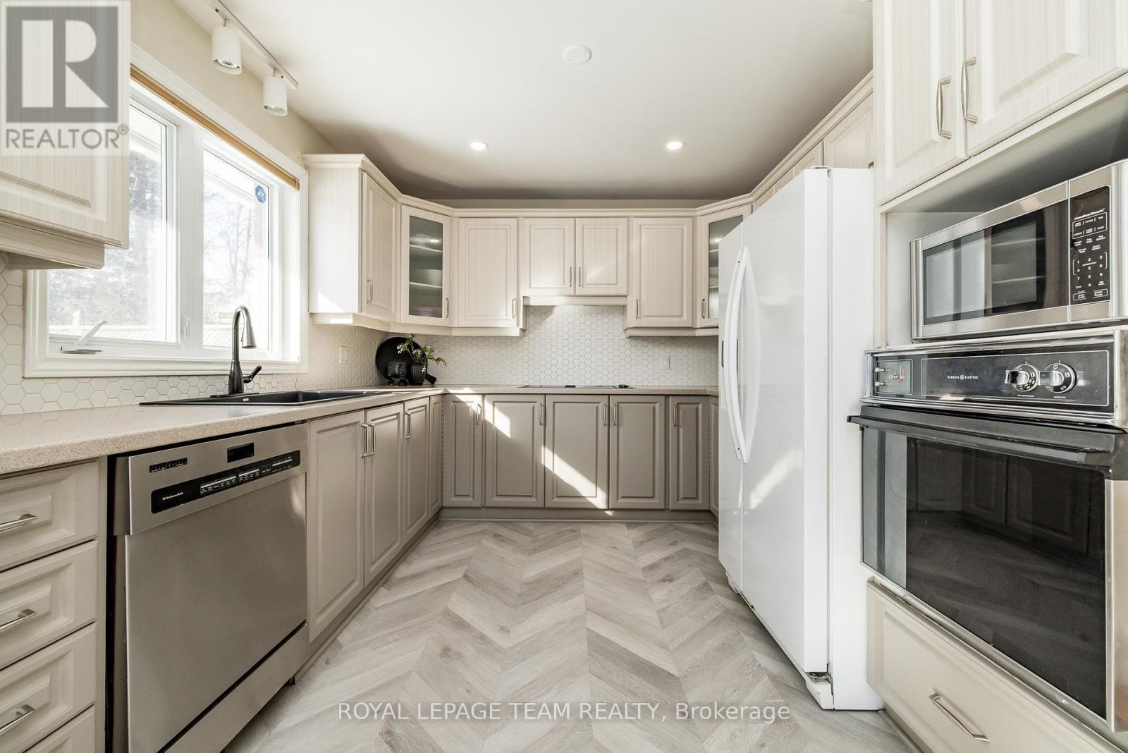 












304 MOUNTBATTEN AVENUE

,
Ottawa,




Ontario
K1H5W3


