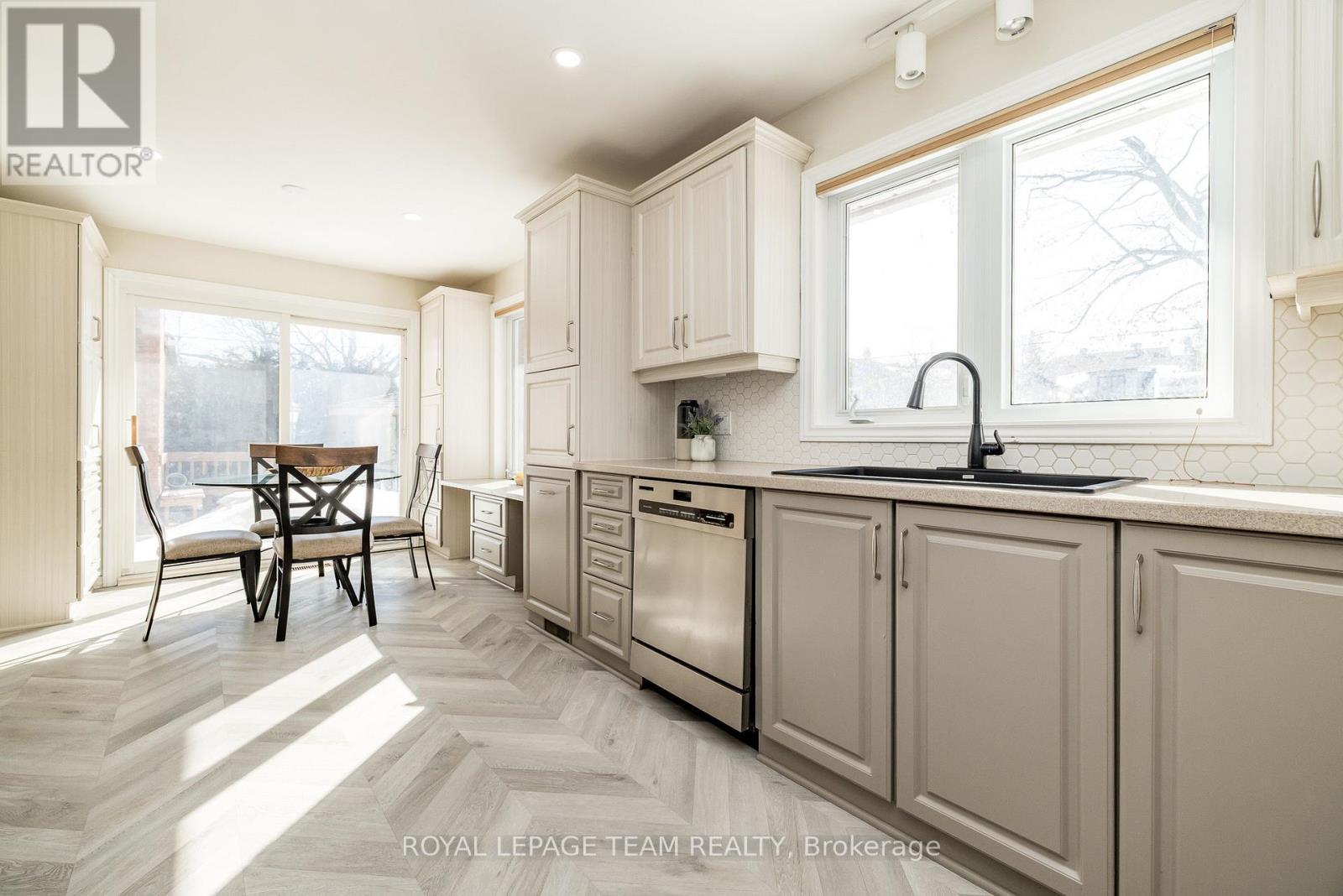 












304 MOUNTBATTEN AVENUE

,
Ottawa,




Ontario
K1H5W3

