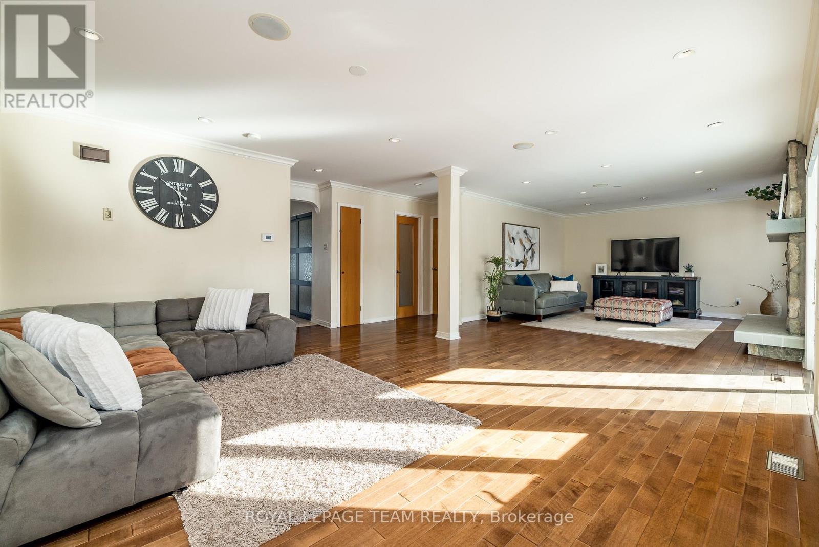 












304 MOUNTBATTEN AVENUE

,
Ottawa,




Ontario
K1H5W3

