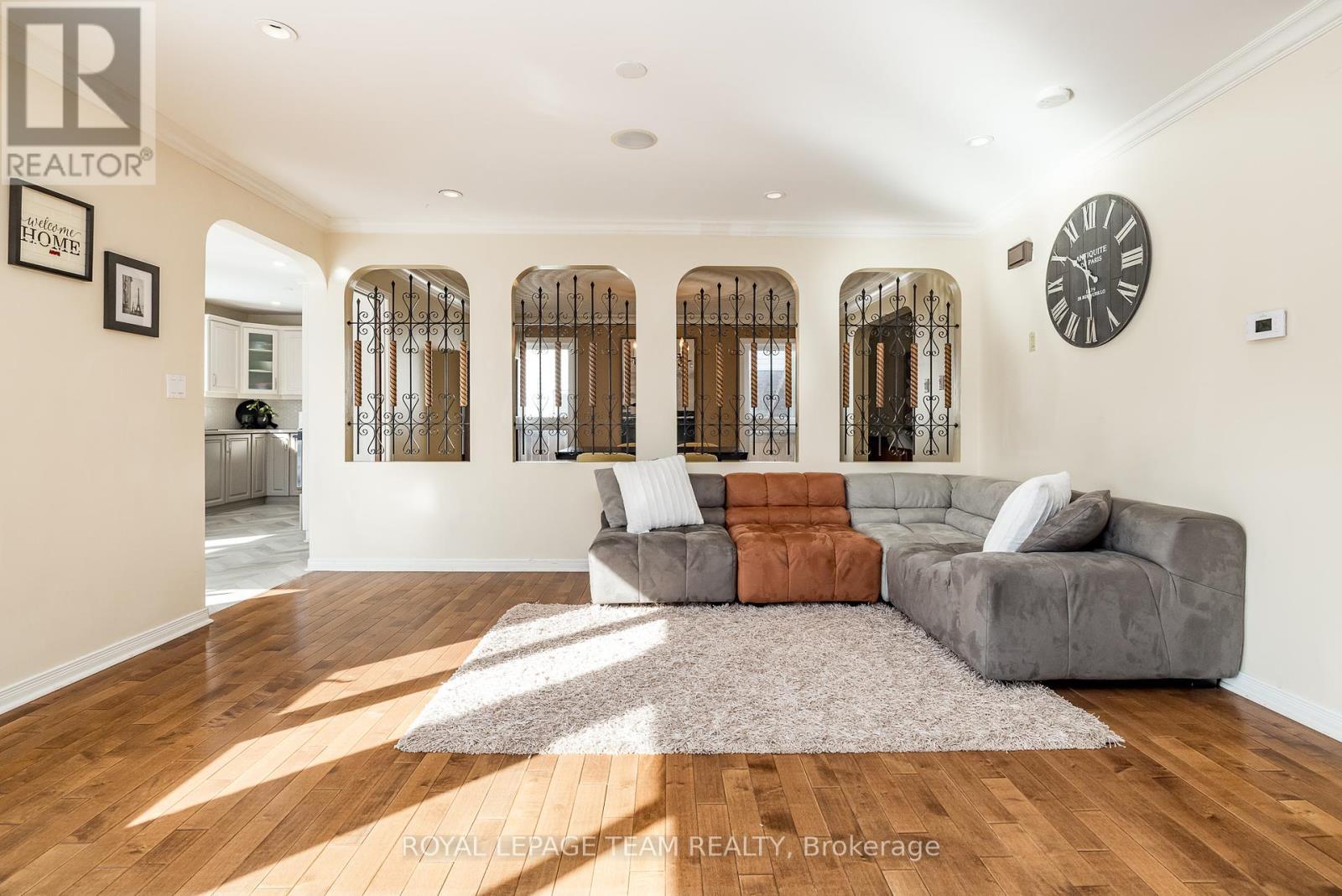 












304 MOUNTBATTEN AVENUE

,
Ottawa,




Ontario
K1H5W3

