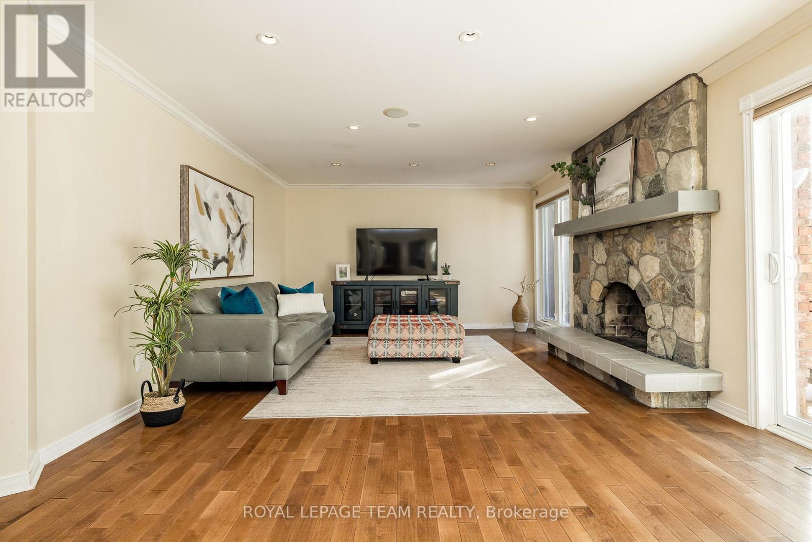 












304 MOUNTBATTEN AVENUE

,
Ottawa,




Ontario
K1H5W3

