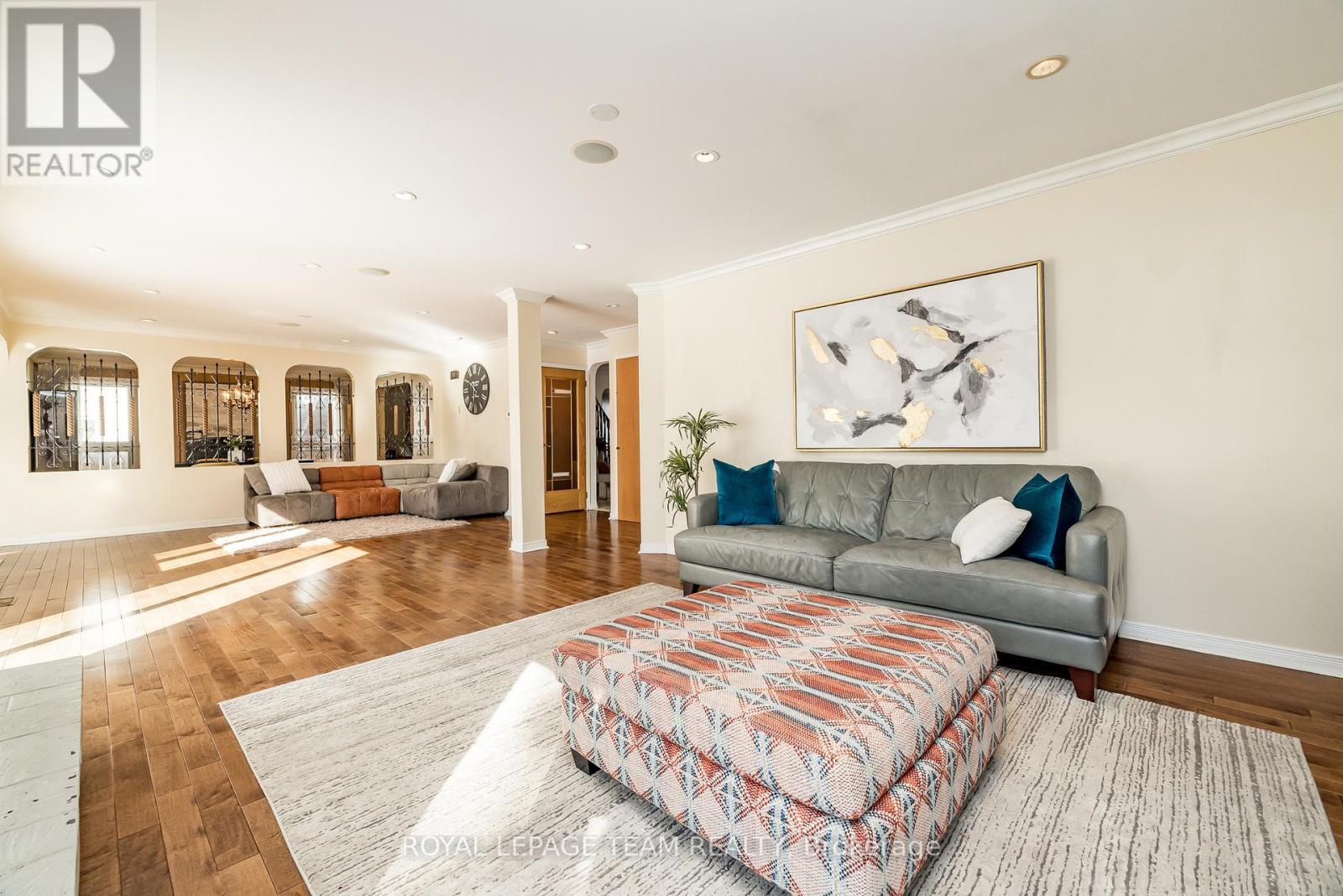 












304 MOUNTBATTEN AVENUE

,
Ottawa,




Ontario
K1H5W3

