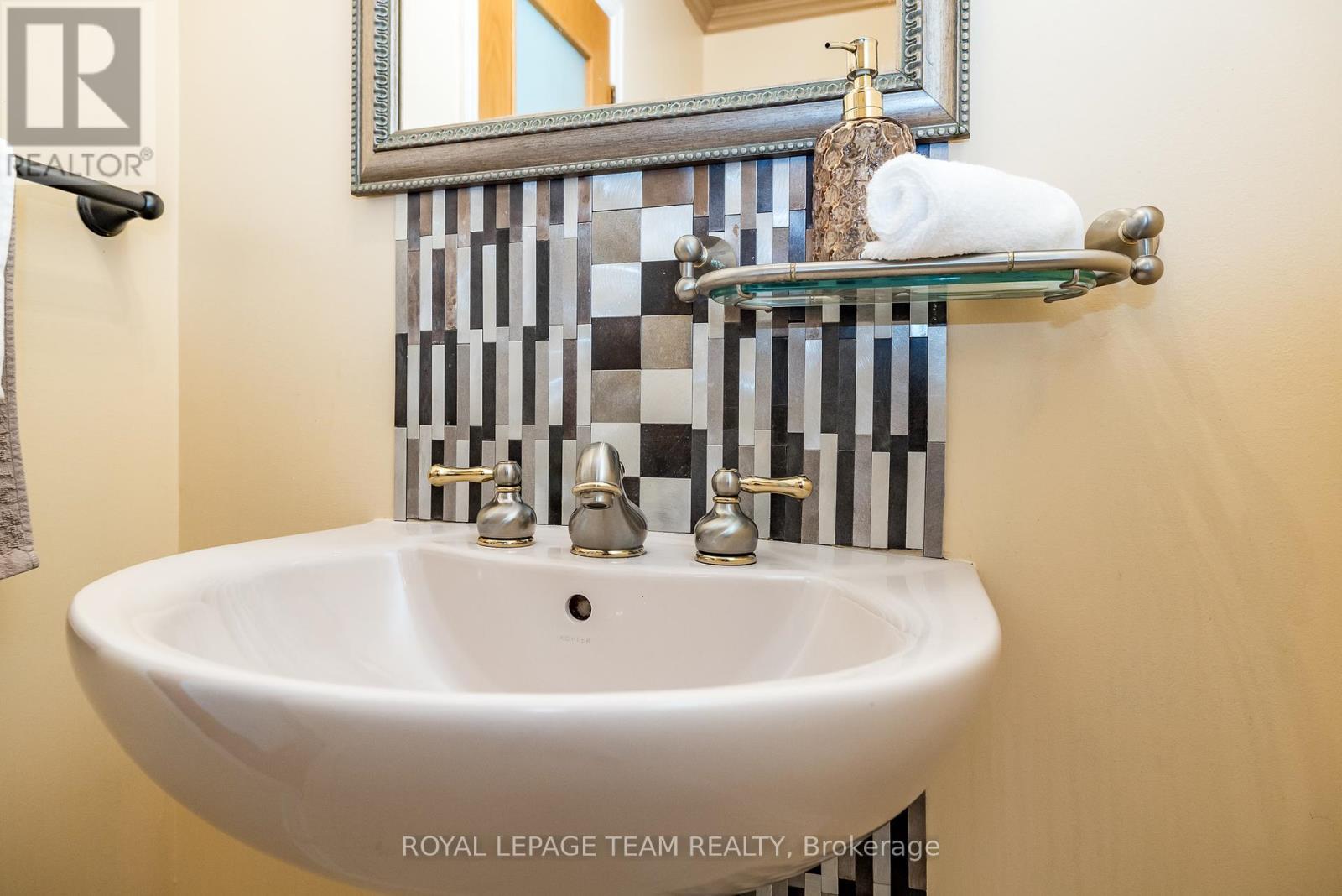 












304 MOUNTBATTEN AVENUE

,
Ottawa,




Ontario
K1H5W3

