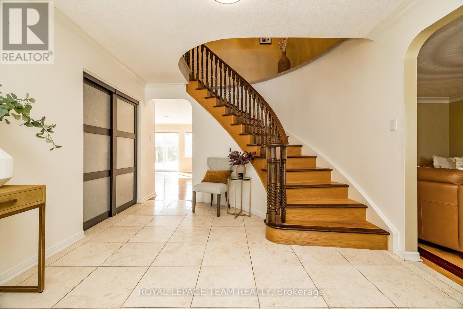 












304 MOUNTBATTEN AVENUE

,
Ottawa,




Ontario
K1H5W3


