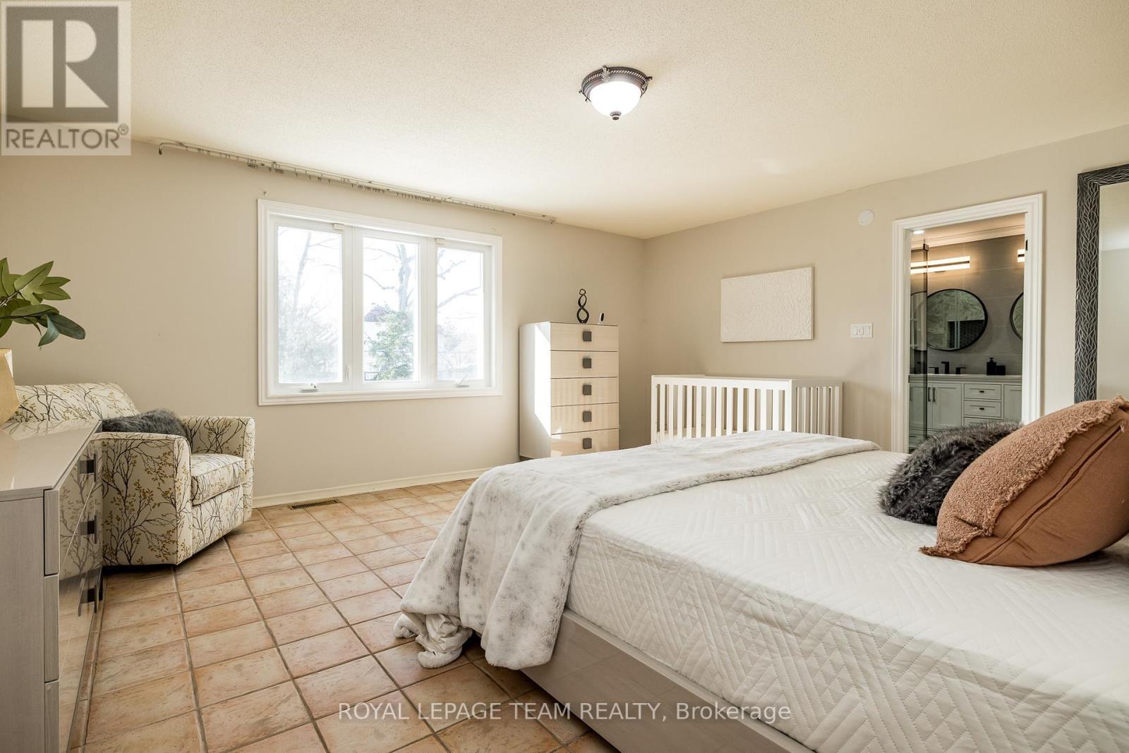 












304 MOUNTBATTEN AVENUE

,
Ottawa,




Ontario
K1H5W3

