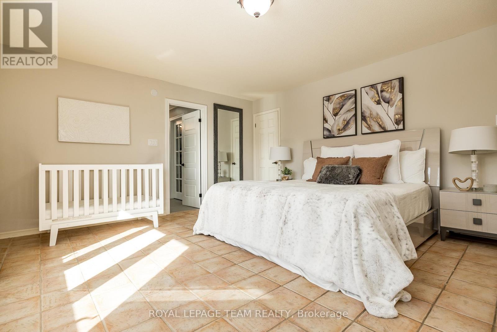












304 MOUNTBATTEN AVENUE

,
Ottawa,




Ontario
K1H5W3

