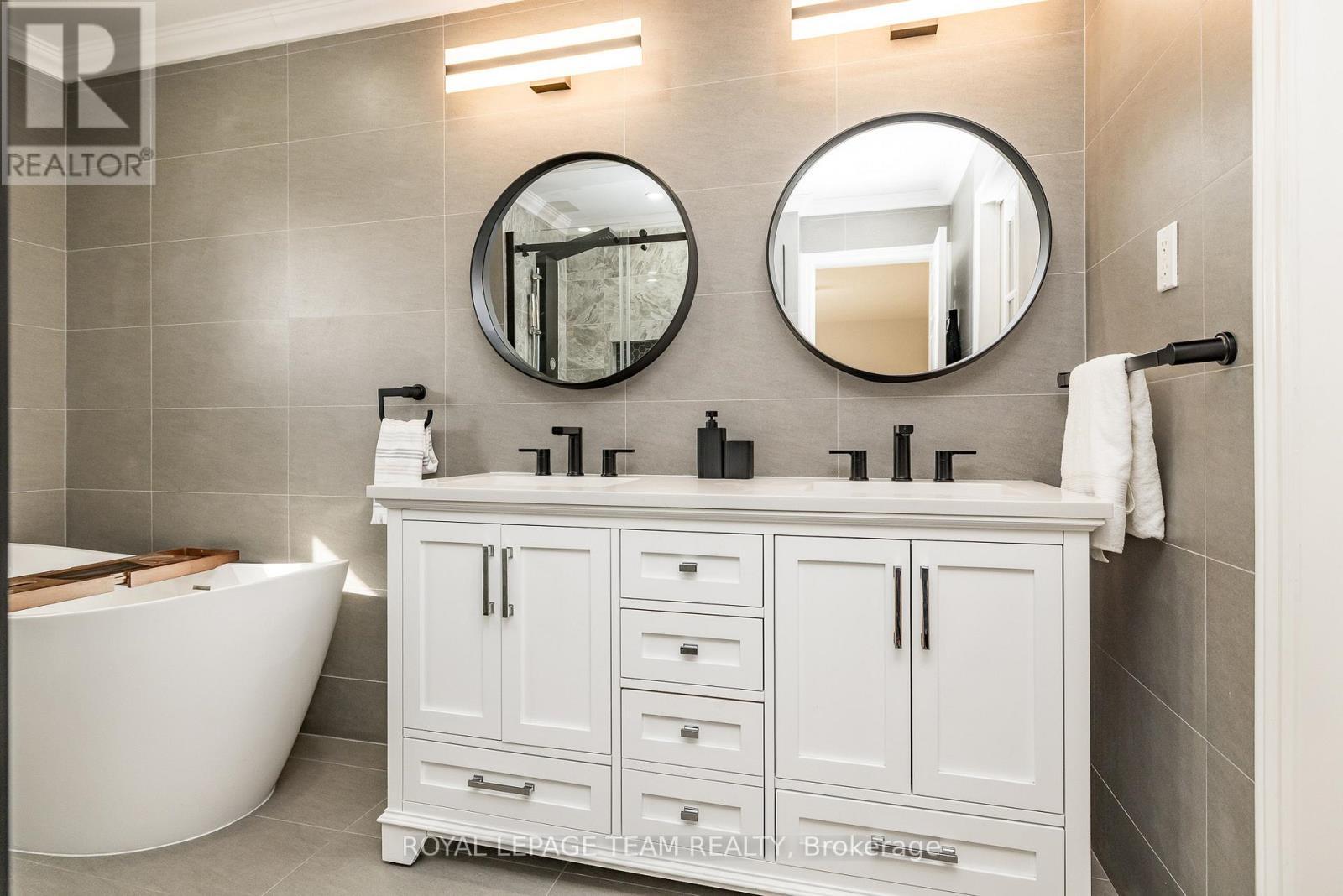 












304 MOUNTBATTEN AVENUE

,
Ottawa,




Ontario
K1H5W3

