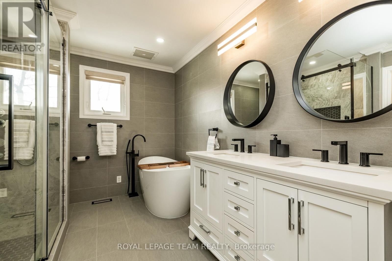 












304 MOUNTBATTEN AVENUE

,
Ottawa,




Ontario
K1H5W3

