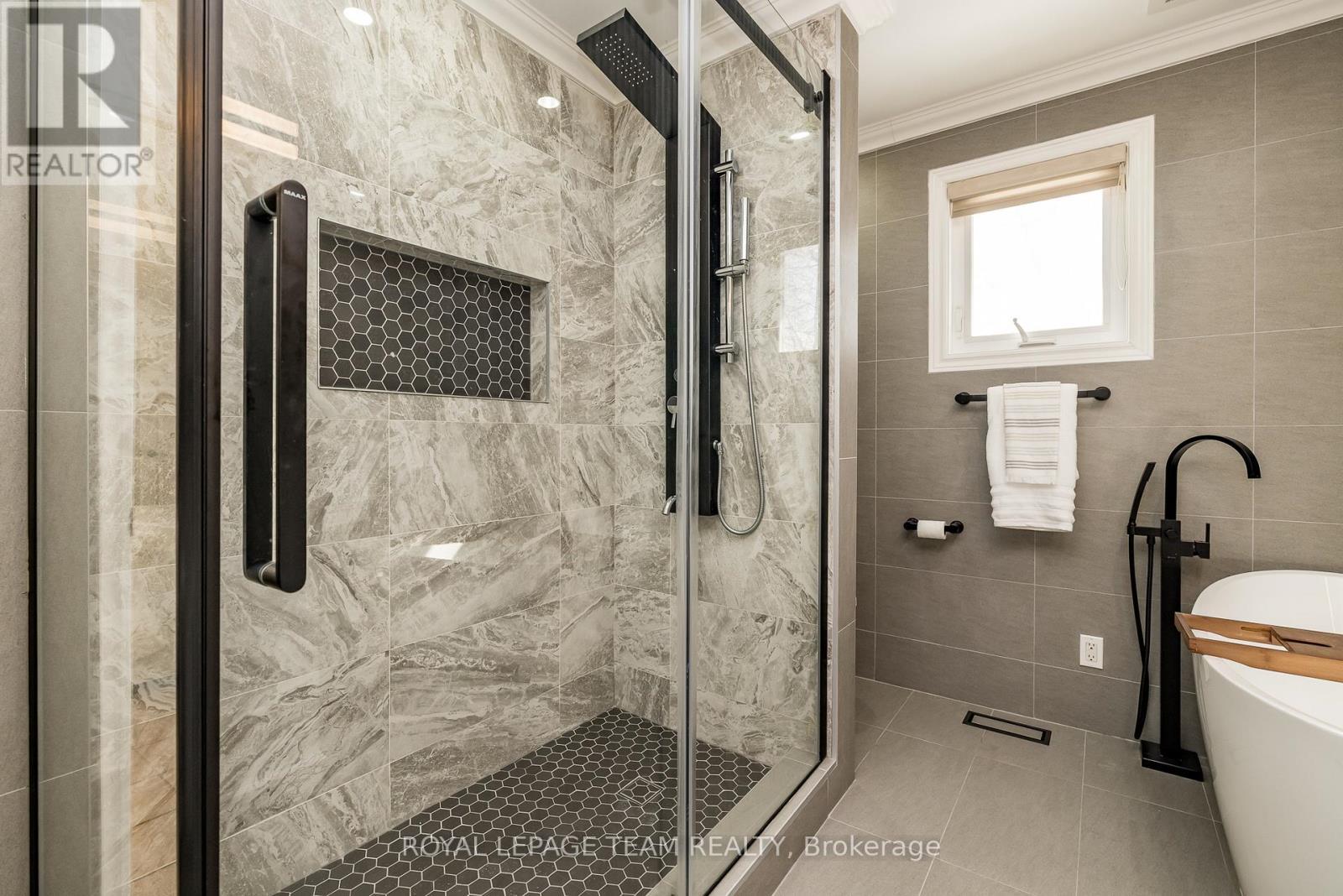 












304 MOUNTBATTEN AVENUE

,
Ottawa,




Ontario
K1H5W3

