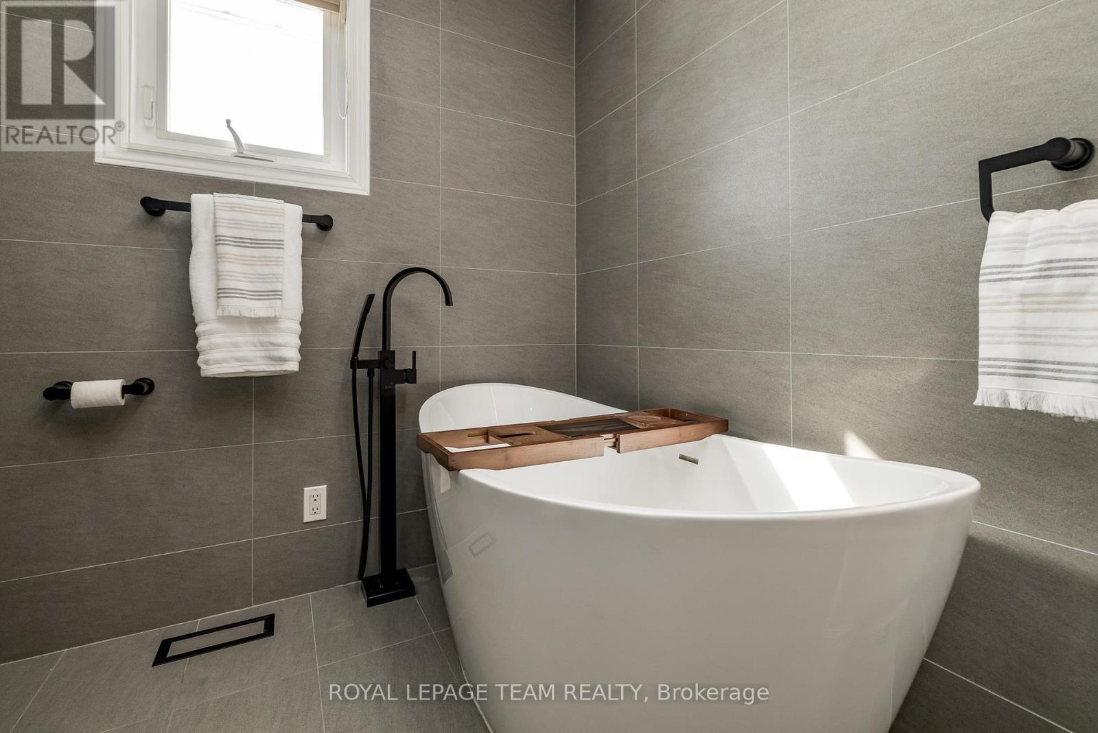 












304 MOUNTBATTEN AVENUE

,
Ottawa,




Ontario
K1H5W3

