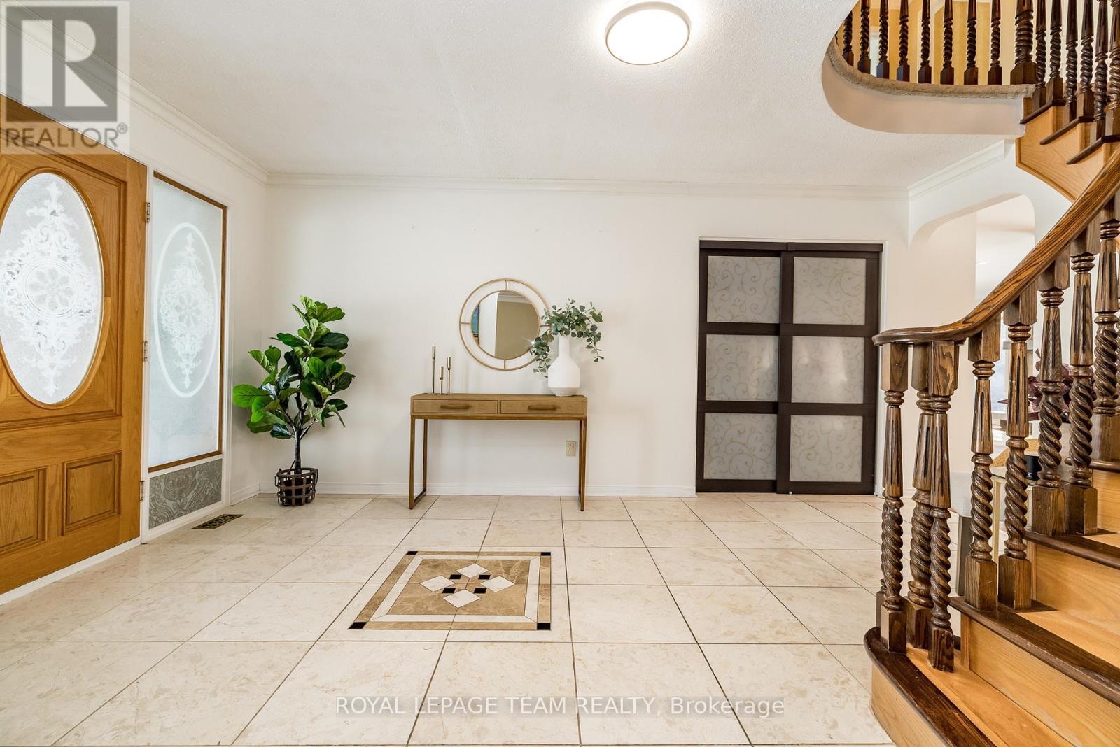 












304 MOUNTBATTEN AVENUE

,
Ottawa,




Ontario
K1H5W3


