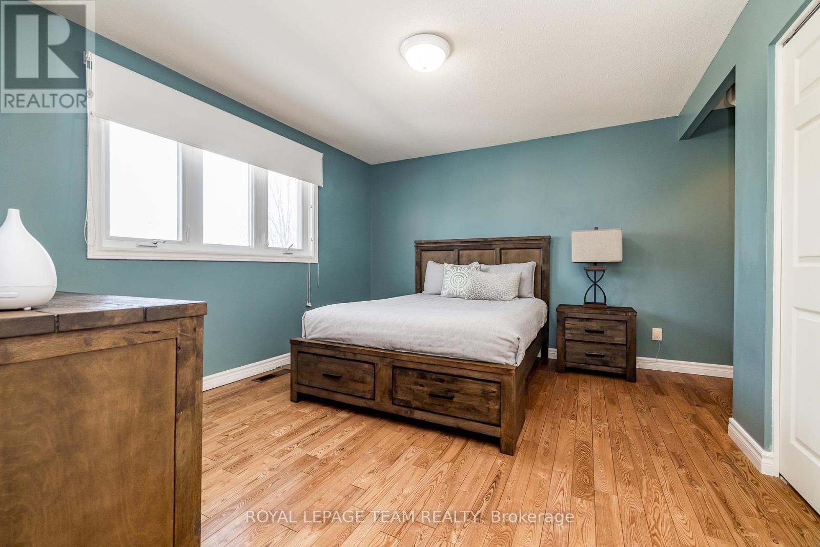 












304 MOUNTBATTEN AVENUE

,
Ottawa,




Ontario
K1H5W3

