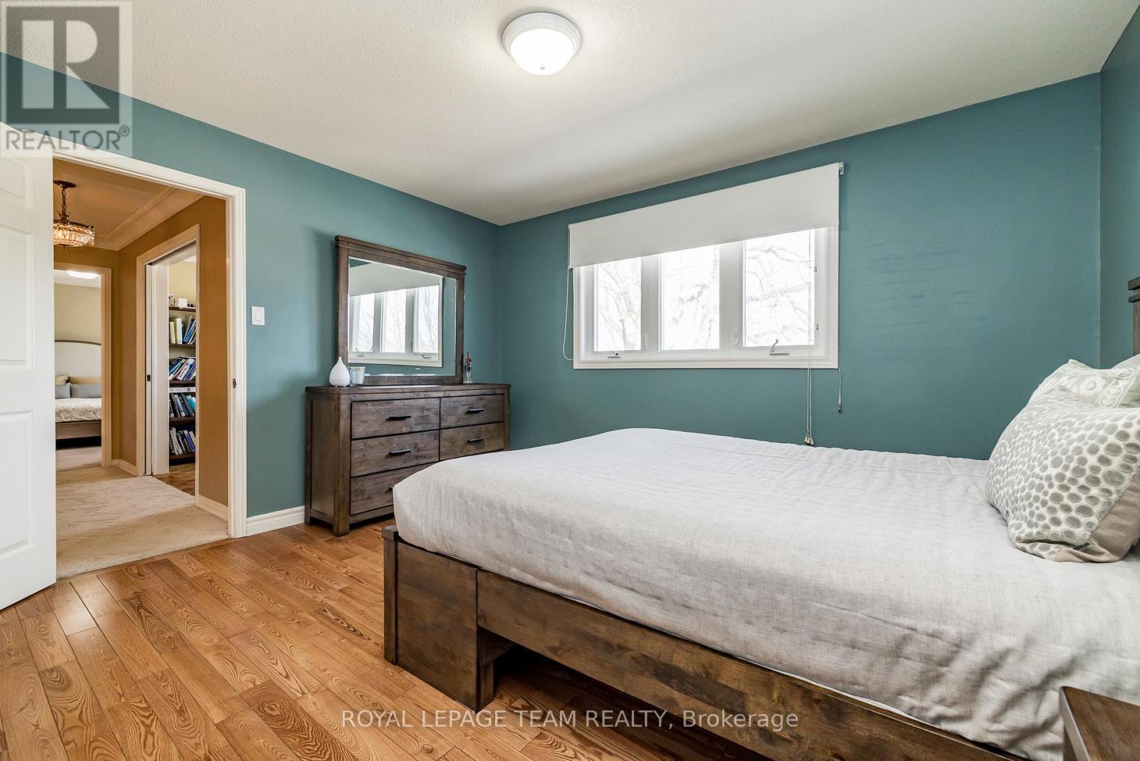 












304 MOUNTBATTEN AVENUE

,
Ottawa,




Ontario
K1H5W3

