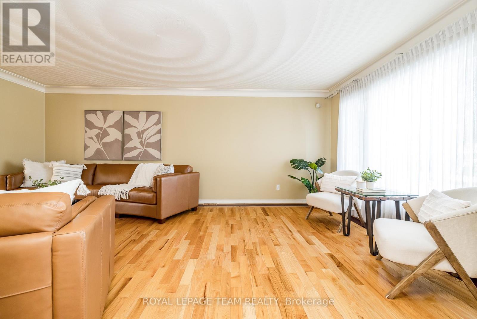 












304 MOUNTBATTEN AVENUE

,
Ottawa,




Ontario
K1H5W3

