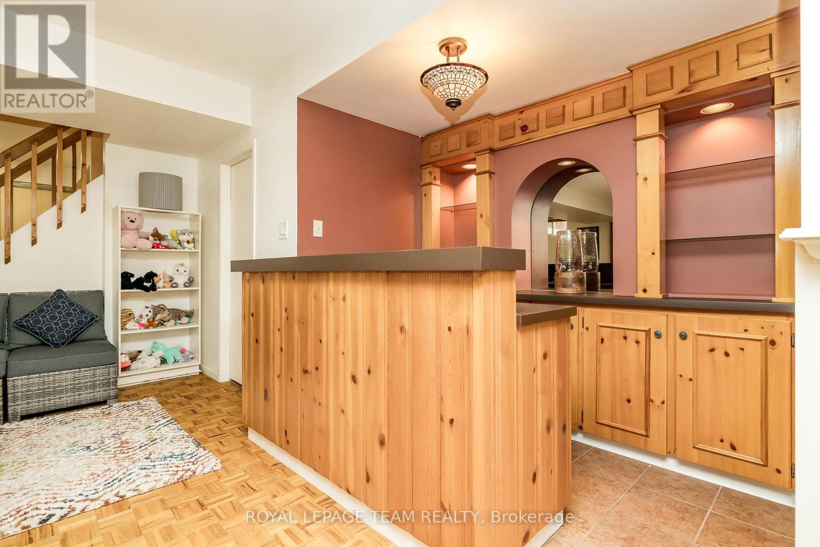 












304 MOUNTBATTEN AVENUE

,
Ottawa,




Ontario
K1H5W3

