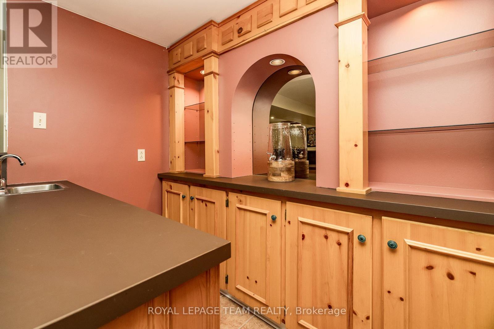 












304 MOUNTBATTEN AVENUE

,
Ottawa,




Ontario
K1H5W3

