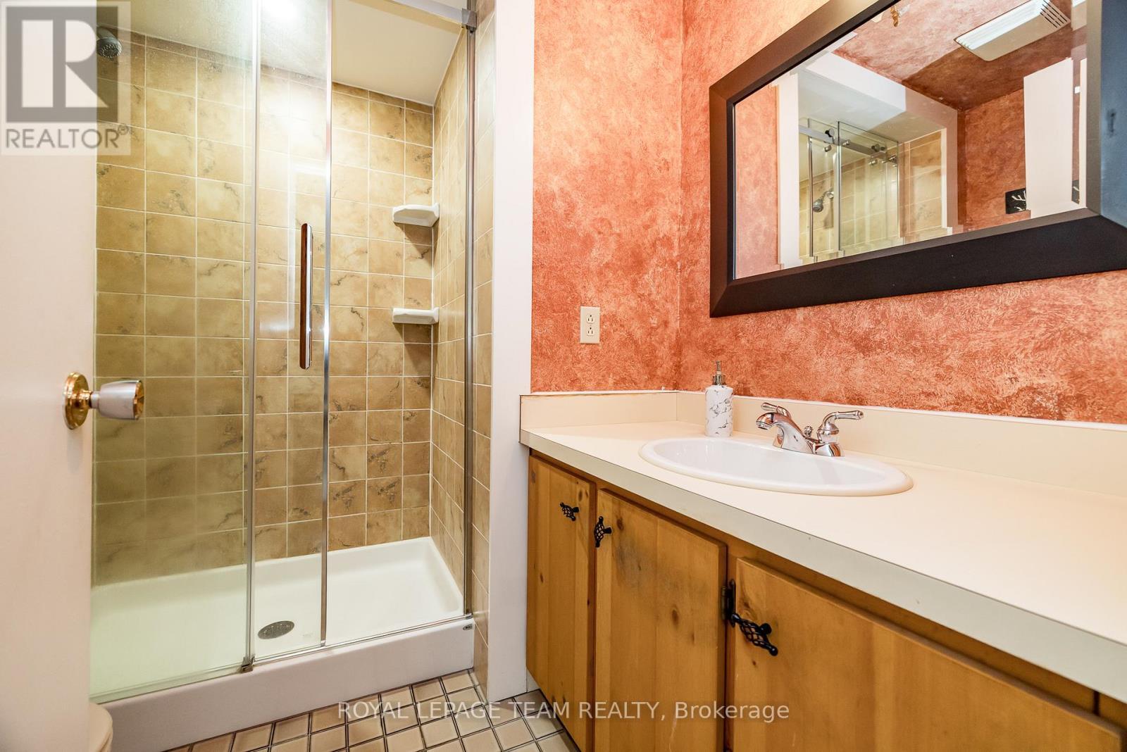 












304 MOUNTBATTEN AVENUE

,
Ottawa,




Ontario
K1H5W3

